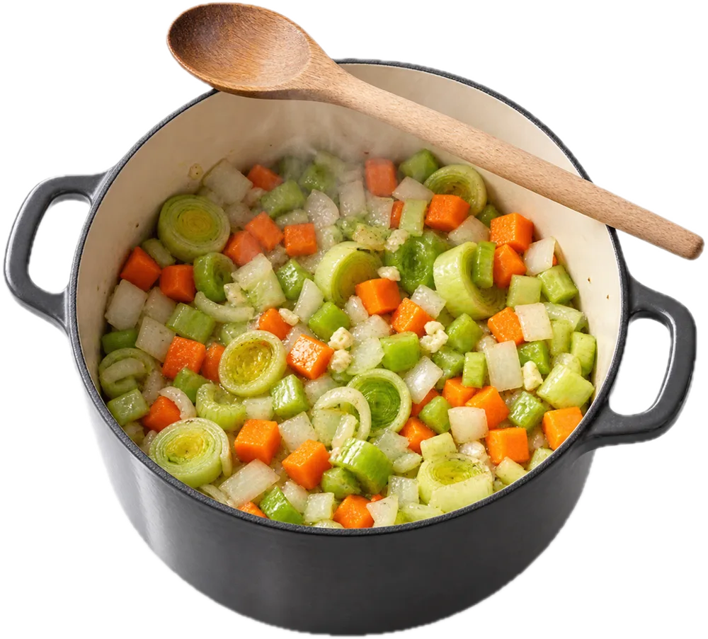 Pan met gesneden prei, selderij, wortel en ui die zacht worden in een beetje olijfolie